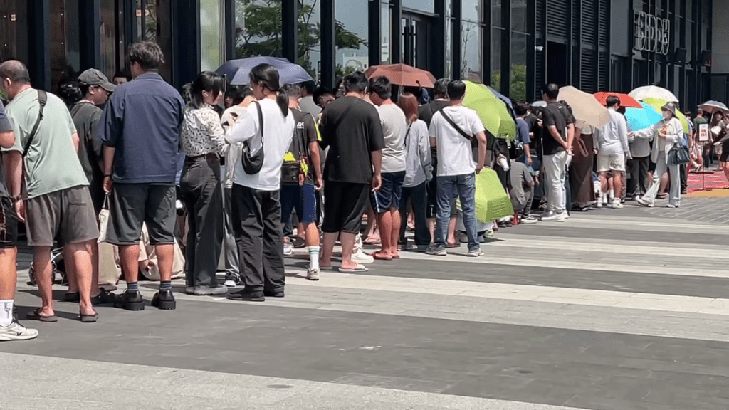 新光三越小北門店開幕！首日湧進5萬人　民眾排近20小時搶泡泡瑪特