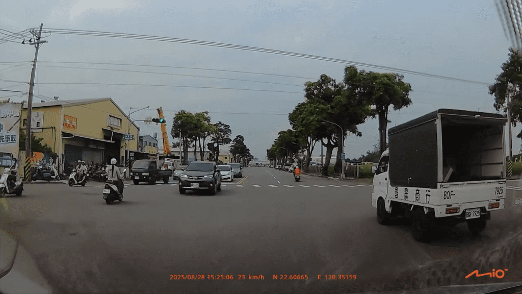 有片／驚！高雄女騎士闖燈＋逆向　馬路當自家…對向車嚇壞閃避