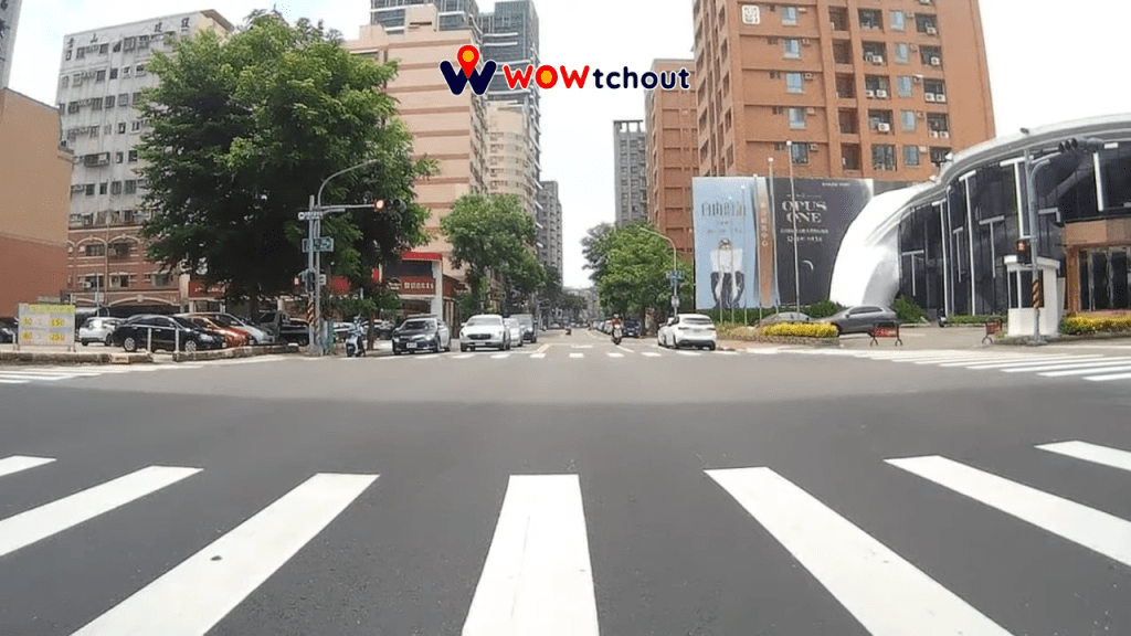 影／逆向還闖紅燈左轉！高雄伯耍狠違規　鷹眼警秒追上…送2張罰單