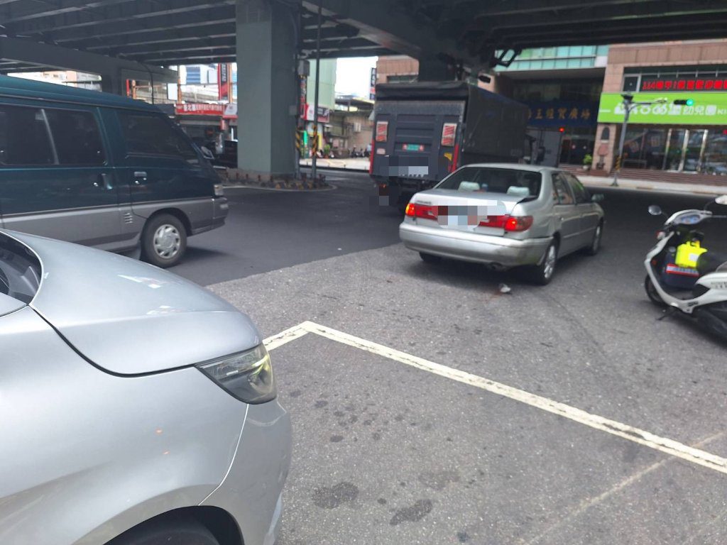 禮讓救護車路口急煞 中和女駕駛遭後方賓士追尾 禮讓救護車路口急煞 中和女駕駛遭後方賓士追尾