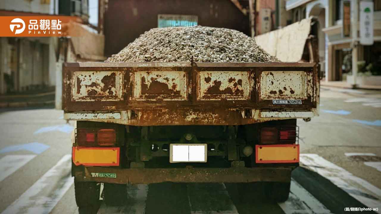 基隆砂石車滲漏害機車打滑!駕駛遭逮 基隆砂石車滲漏害機車打滑!駕駛遭逮