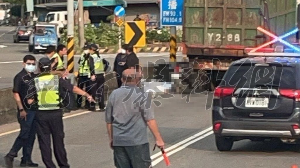 快訊／屏東死亡車禍！騎士「不明原因」自撞大車　當場斷魂