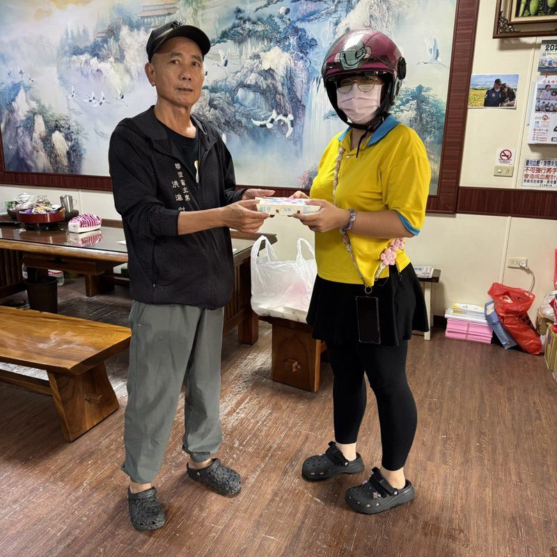 林園區里長聯誼會主席洪進財長期關懷里內弱勢里民