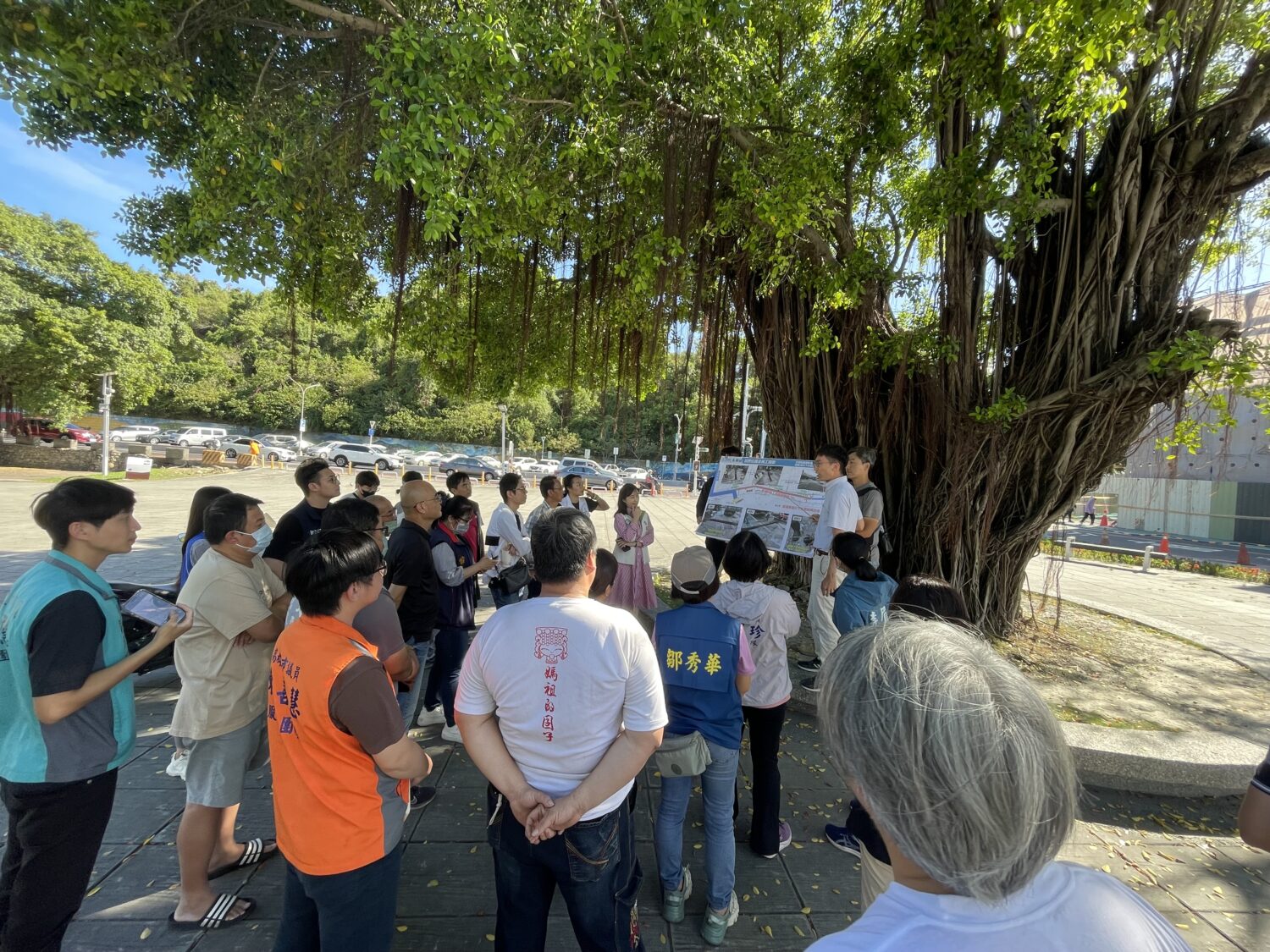 左營區蓮潭路龍虎塔前雨水下水道 9/1起施工 維持人行道及機車通行 左營區蓮潭路龍虎塔前雨水下水道 9/1起施工 維持人行道及機車通行