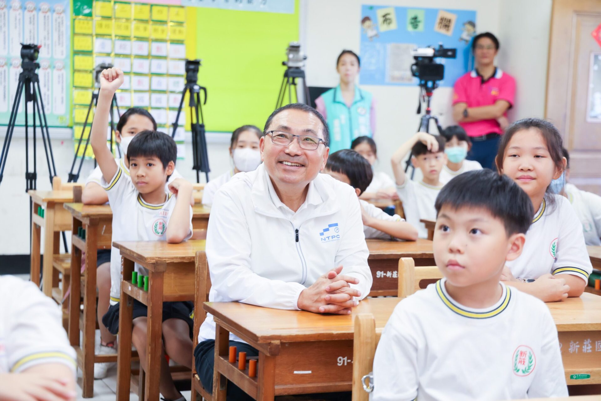 4年8億打造新北新校園 侯友宜:課桌椅、置物櫃、飲水機全面升級 4年8億打造新北新校園 侯友宜:課桌椅、置物櫃、飲水機全面升級