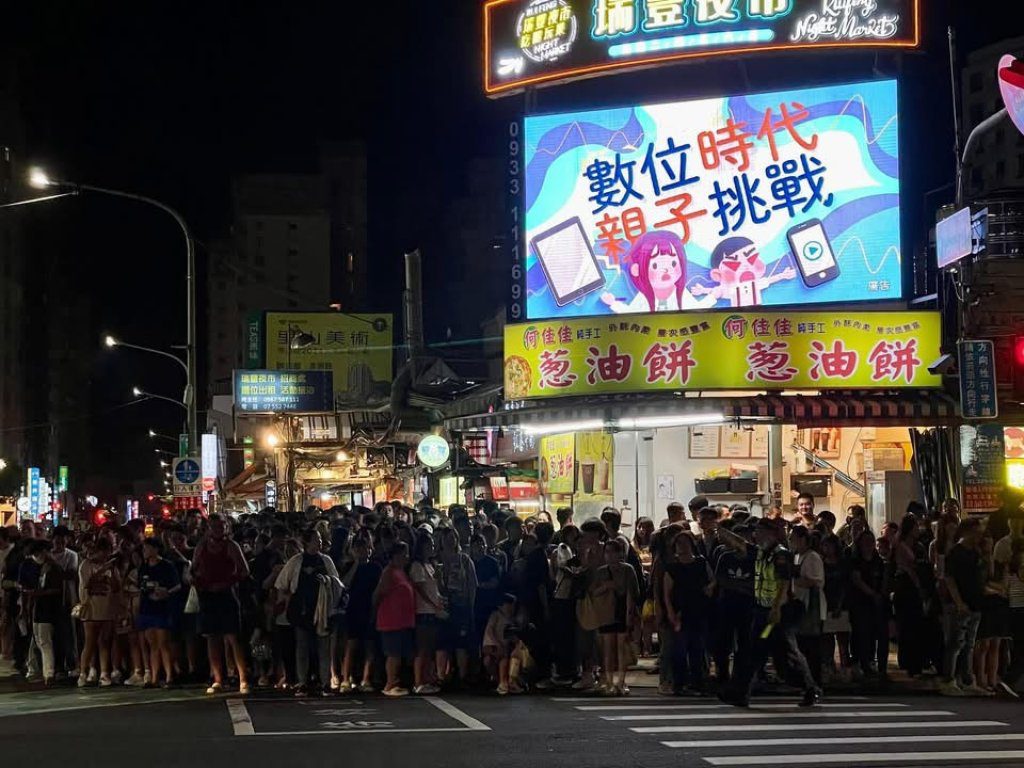 快訊／「角頭」來了！高雄瑞豐夜市被擠爆「行人滿到路上」
