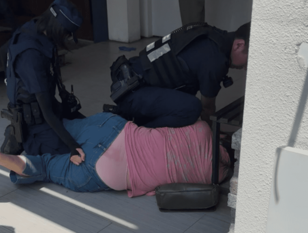 影／買飲料買到被上銬！高雄女不滿加糖遭拒「我要加糖有這麼難嗎？」　遭警壓制趴地