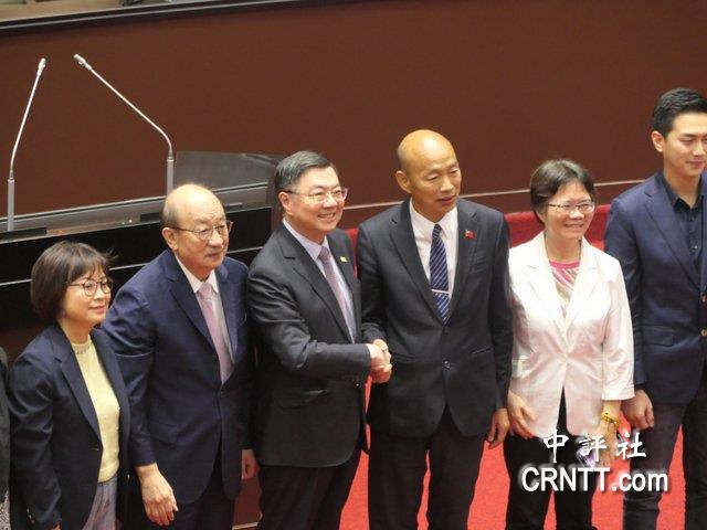 立院會期落幕 完成包括全民普發1萬元等多項民生法案 韓國瑜、卓榮泰與朝野委員合影 立院會期落幕 完成包括全民普發1萬元等多項民生法案 韓國瑜、卓榮泰與朝野委員合影