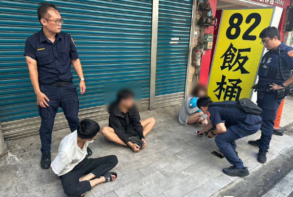 平鎮警方巡邏發現可疑車輛 一路追趕在車陣中逮人 平鎮警方巡邏發現可疑車輛 一路追趕在車陣中逮人