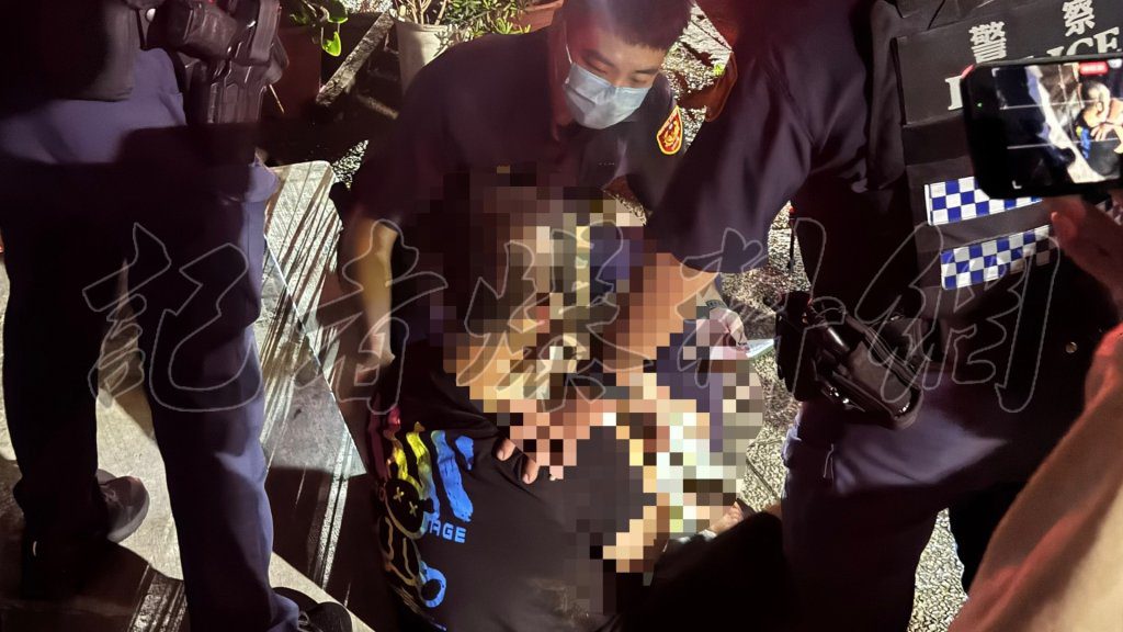 獨／高雄自撞翻車！車內幼嬰遭夾住「通緝男崩潰Call議員」