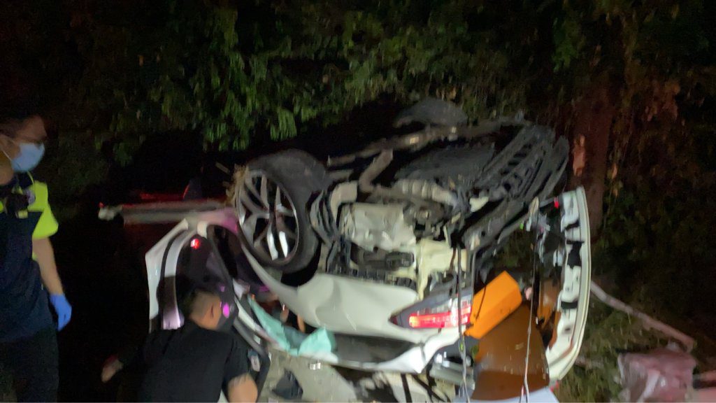 新竹湖口鄉轎車撞斷電線桿翻覆 1人OHCA 新竹湖口鄉轎車撞斷電線桿翻覆 1人OHCA