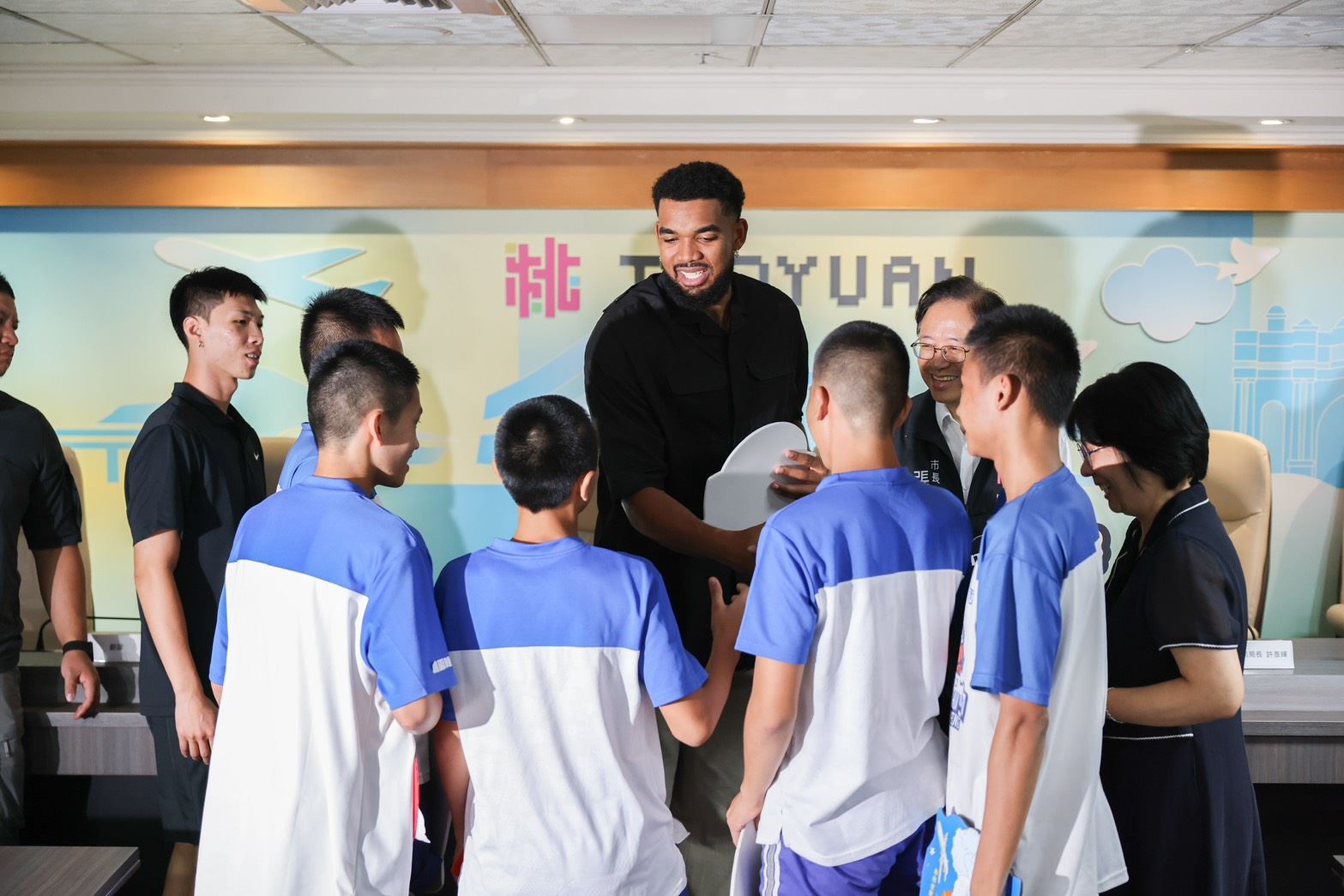 NBA球星唐斯與張善政見面 鼓勵小球員勇敢做自己 NBA球星唐斯與張善政見面 鼓勵小球員勇敢做自己