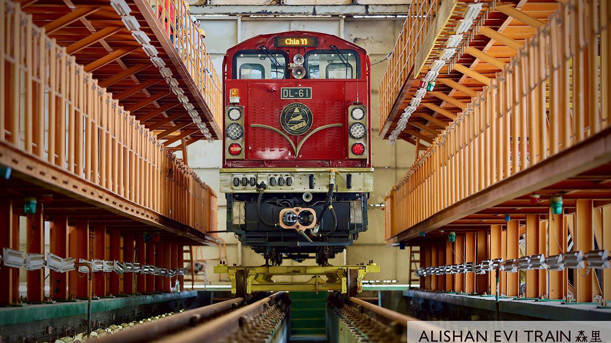 阿里山林鐵「森里號」抵嘉義車庫 明年上線迎客