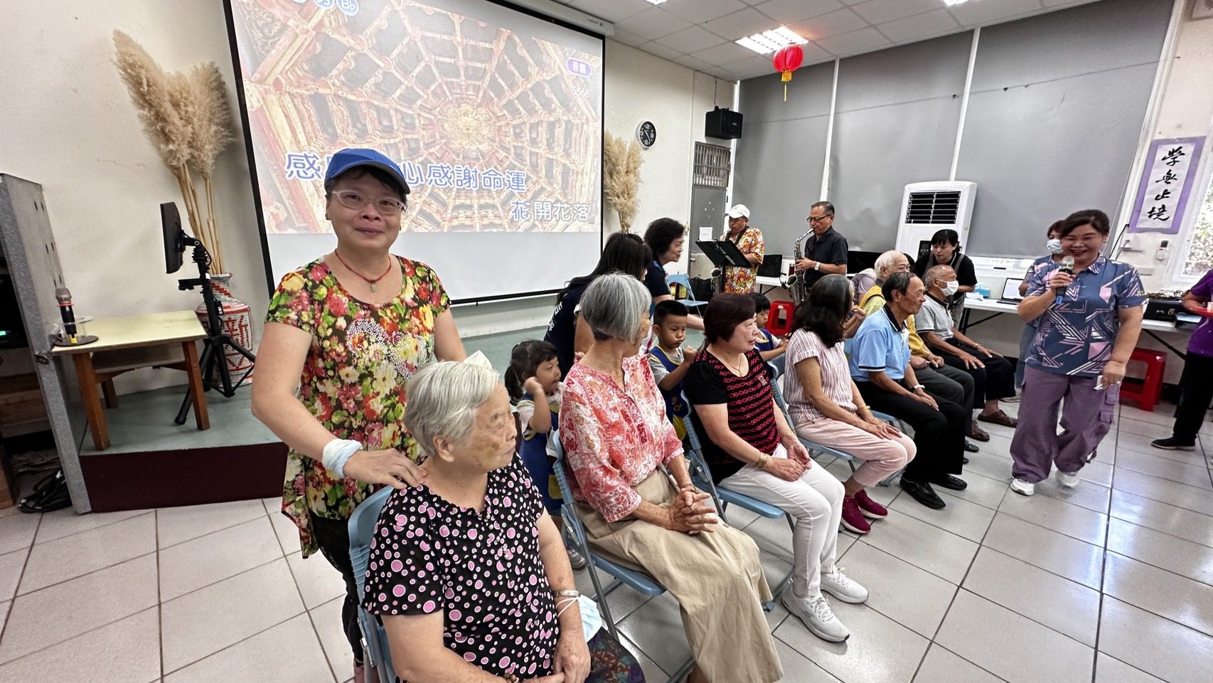 大園橫峰社區慶祝祖父母節 為長輩搥背、奉茶 大園橫峰社區慶祝祖父母節 為長輩搥背、奉茶