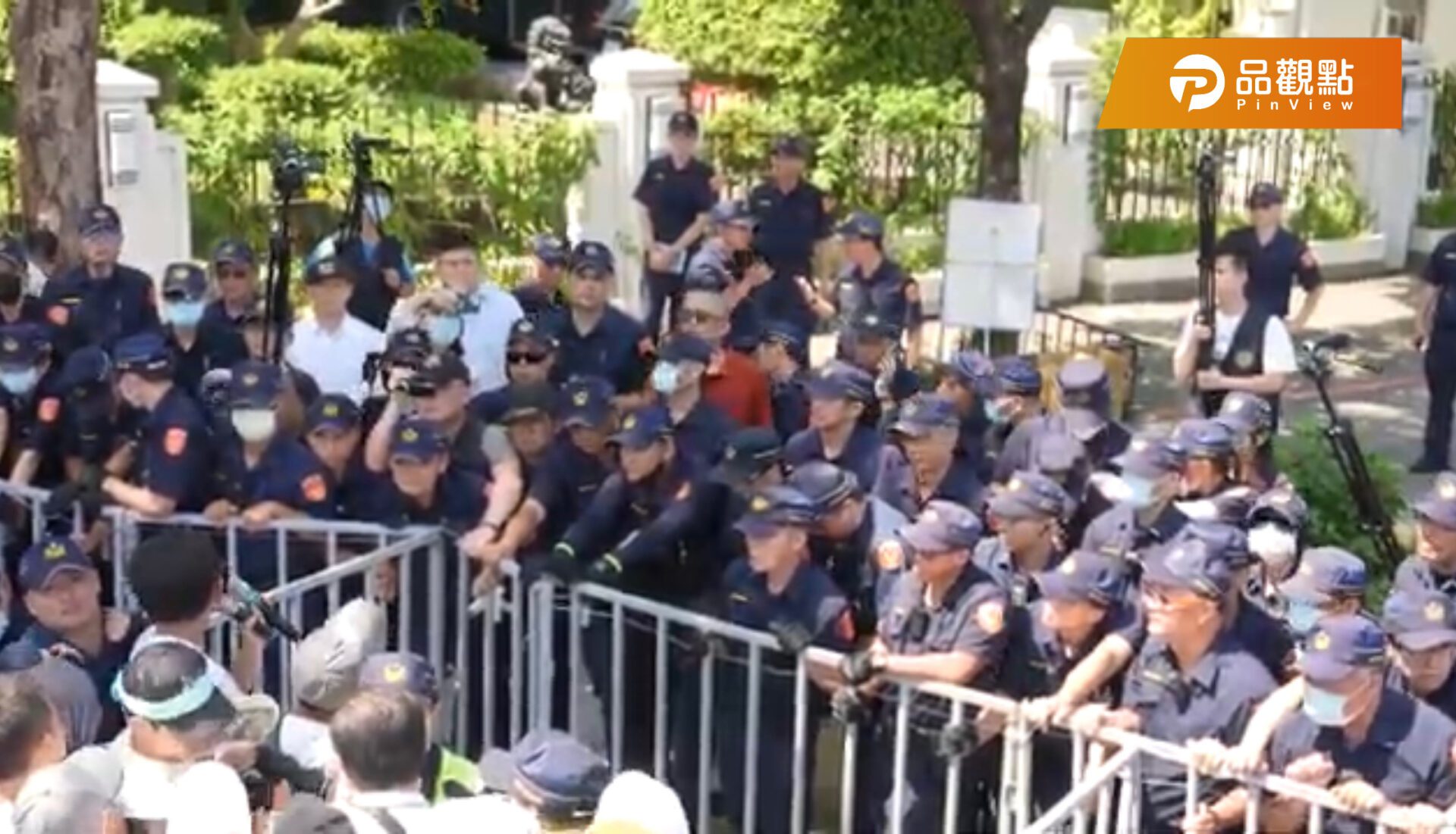 柯文哲母親何瑞英、妻陳佩琪現身 司法改革走讀喊聲震天