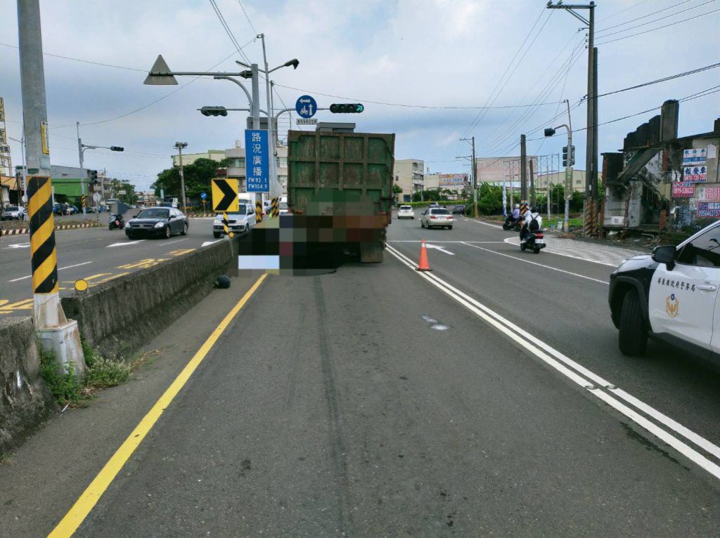 離奇! 詭撞前方停紅燈曳引車 男騎士當場送命 離奇! 詭撞前方停紅燈曳引車 男騎士當場送命