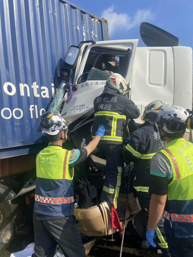 台61線大貨車追撞曳引車! 駕駛受困車內消防隊員救出送醫 台61線大貨車追撞曳引車! 駕駛受困車內消防隊員救出送醫