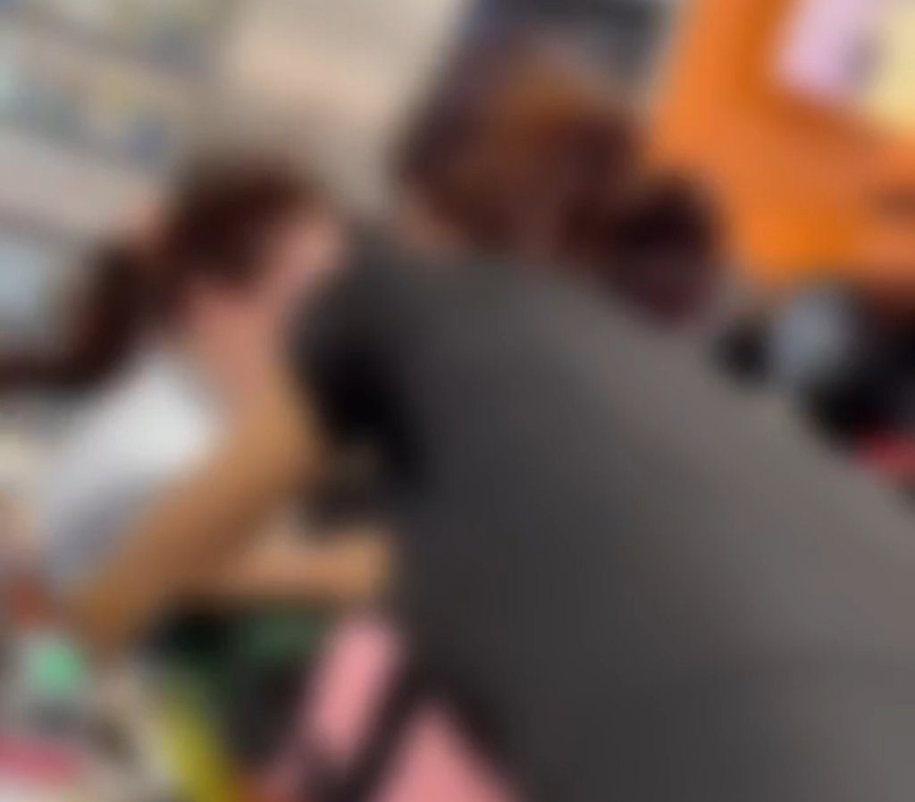 超商店員崩潰下跪…磕頭狂喊「對不起」超心疼