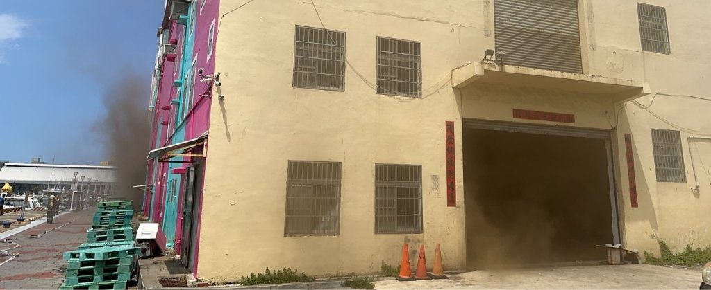 快訊／高雄新濱碼頭火警！製冰廠竄濃煙 33消搶救