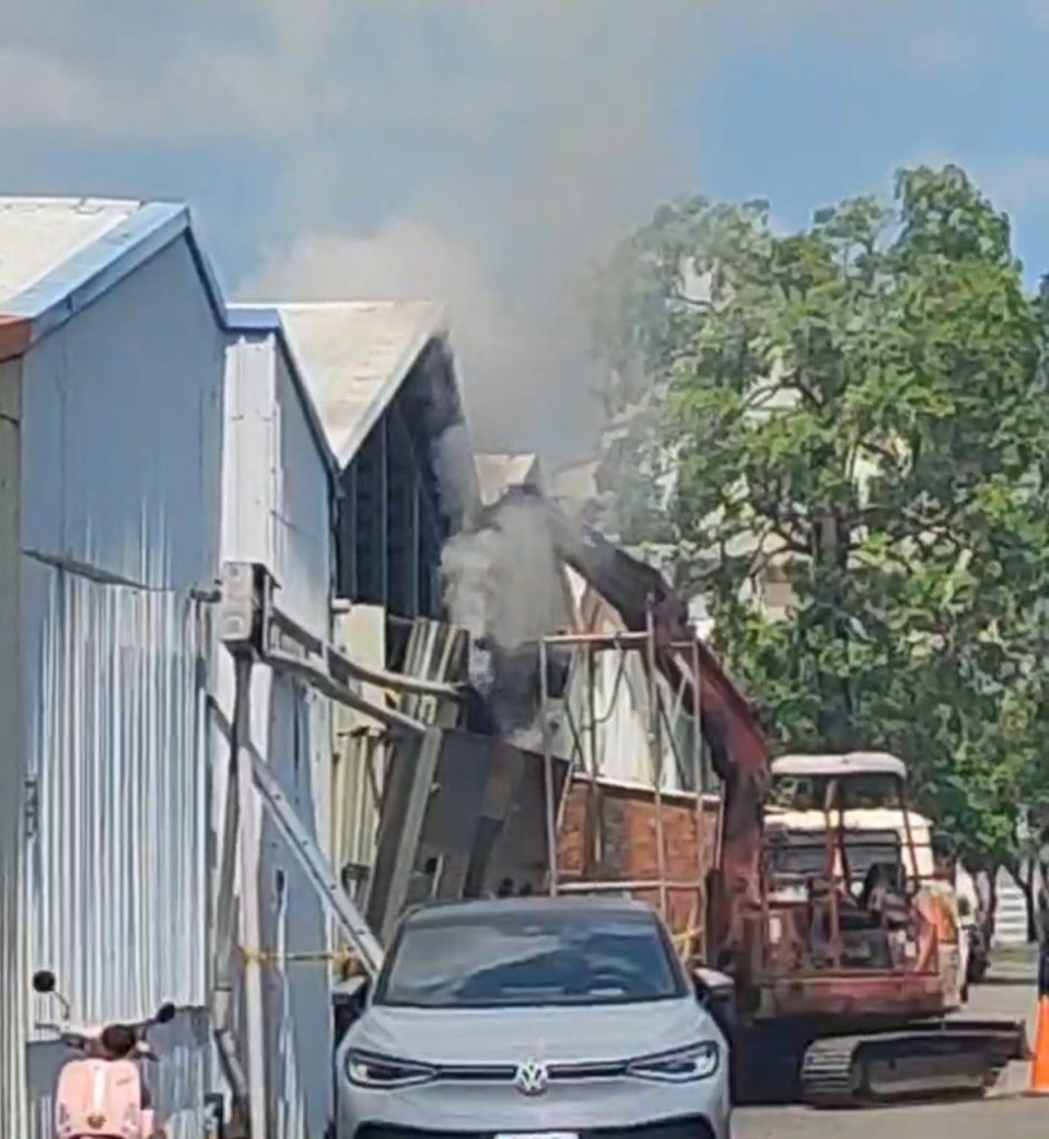 嘉市博愛路工廠驚傳火警 怪手施工惹禍?電箱瞬間起火 嘉市博愛路工廠驚傳火警 怪手施工惹禍?電箱瞬間起火