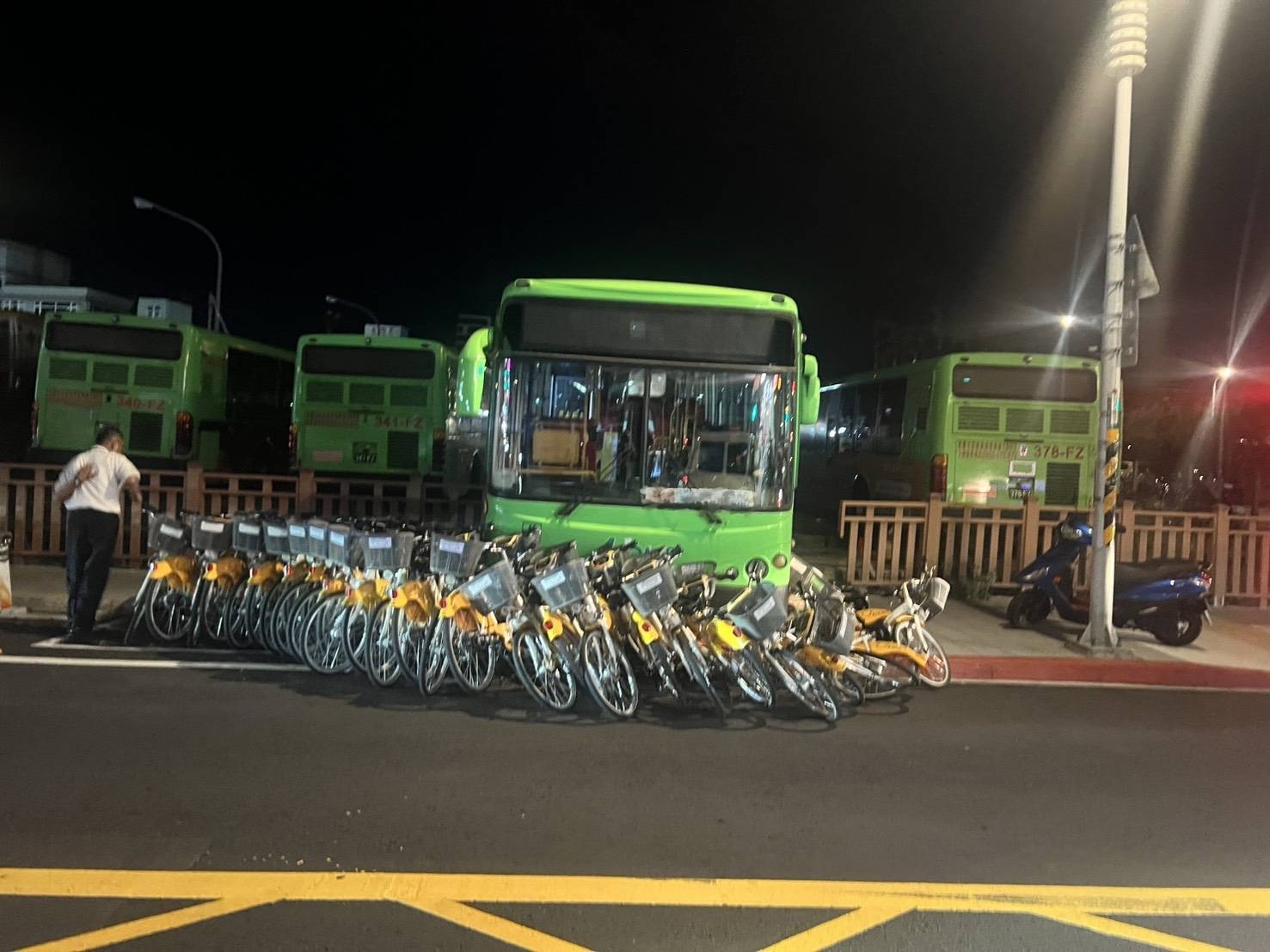 【有片】桃園公車「騎上30台YouBike」 機車騎士差1秒遭殃