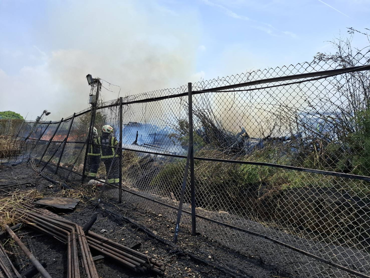 桃園機場第三航廈附近竄火舌 濃煙飄至跑道上方