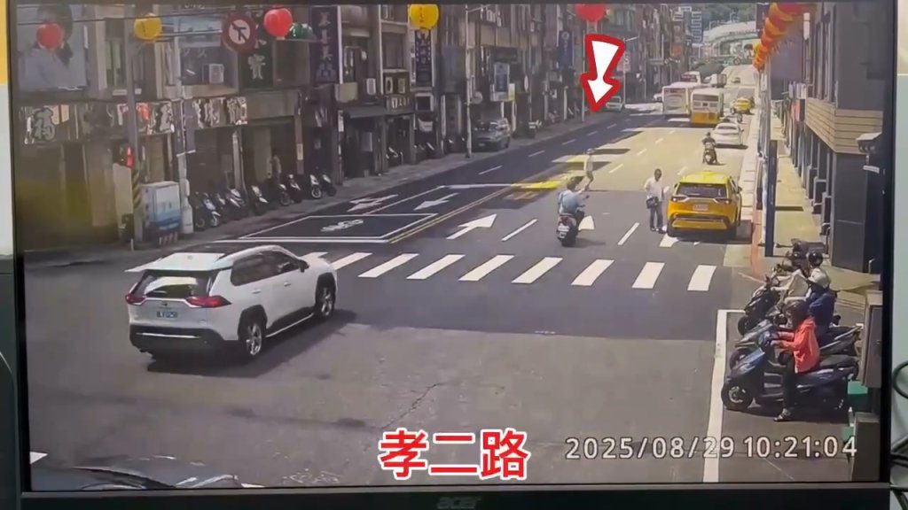 影／就是不走斑馬線！基隆行人托行李闖紅燈過馬路　被機車撞飛