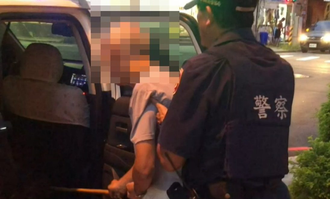 7旬翁行動不便散步跌倒路旁 暖警預防意外助返家 7旬翁行動不便散步跌倒路旁 暖警預防意外助返家