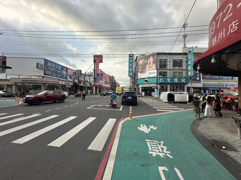 自作自受! 屏東女駕駛疑恍神 追撞前車自撞翻覆 民眾驚嚇報警 自作自受! 屏東女駕駛疑恍神 追撞前車自撞翻覆 民眾驚嚇報警