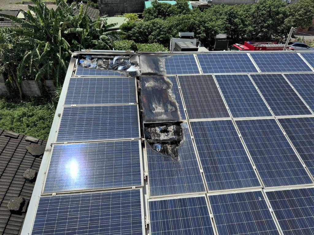 彰縣累計8件太陽光電火災 消防局籲慎選合格業者、裝備及做好安全維護 彰縣累計8件太陽光電火災 消防局籲慎選合格業者、裝備及做好安全維護