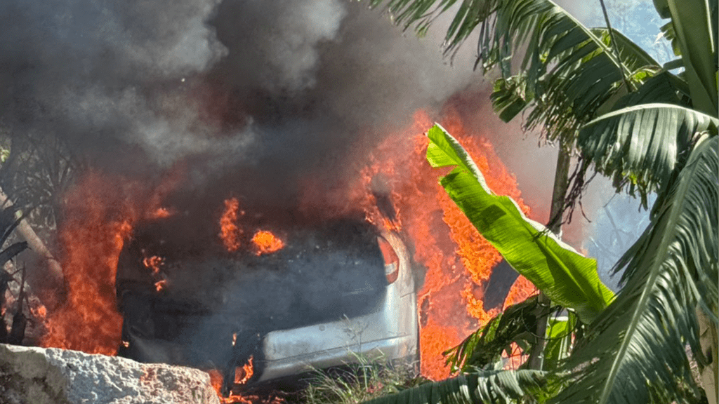 快訊/台南後壁轎車自撞衝農地!車陷火海…燒剩骨架 消防急射水 快訊/台南後壁轎車自撞衝農地!車陷火海…燒剩骨架 消防急射水