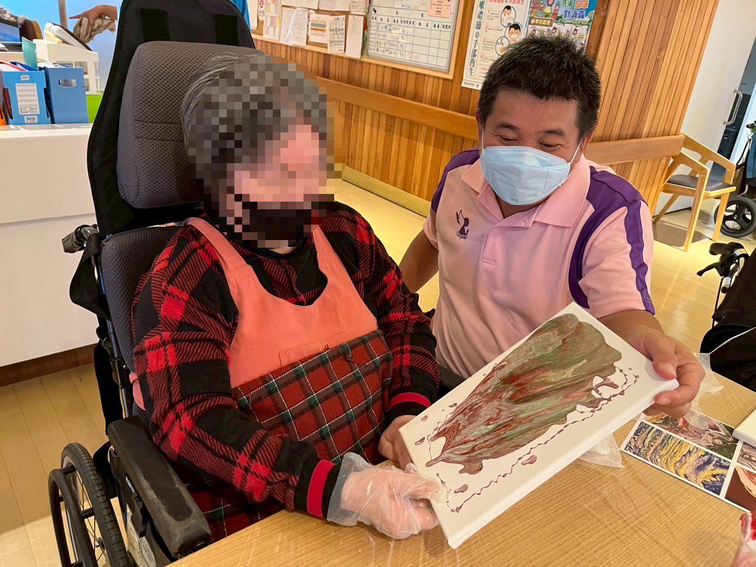 民生醫院聯合萬海慈善基金會　 引導長輩與受虐兒少體驗流動畫創作玩顏料