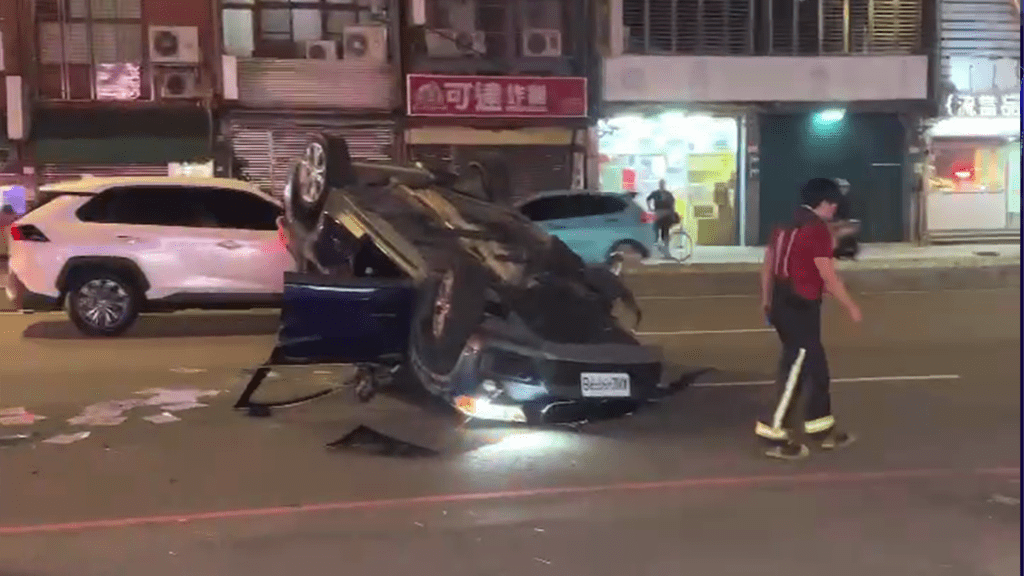 快訊／桃園內壢嚴重車禍！　黑車「四腳朝天」警消急搶救