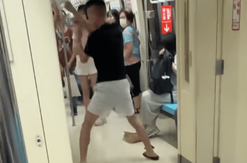 影/台北捷運2男互毆!疑因插隊爆衝突「車廂變擂台」 乘客急閃勸架 影/台北捷運2男互毆!疑因插隊爆衝突「車廂變擂台」 乘客急閃勸架