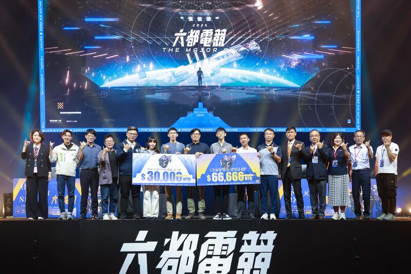 《六都電競》總決賽高雄熱血開戰！陳其邁現身頒獎 聯盟戰棋首屆冠軍出爐