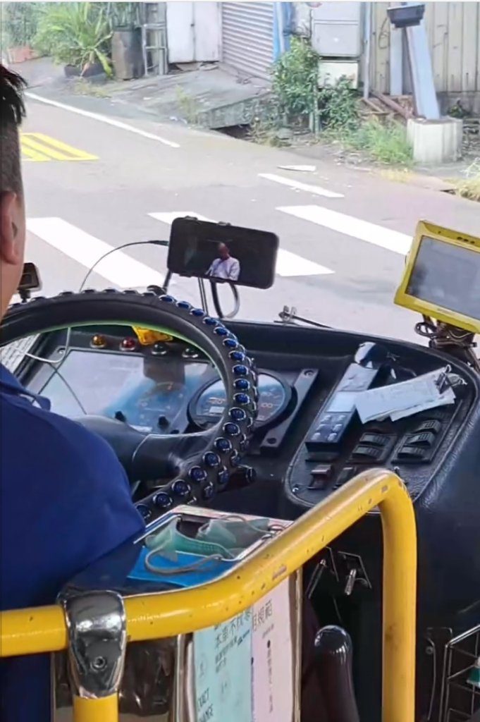 乘客嚇壞！客運司機邊開車邊追劇　耳機＋手機全上場