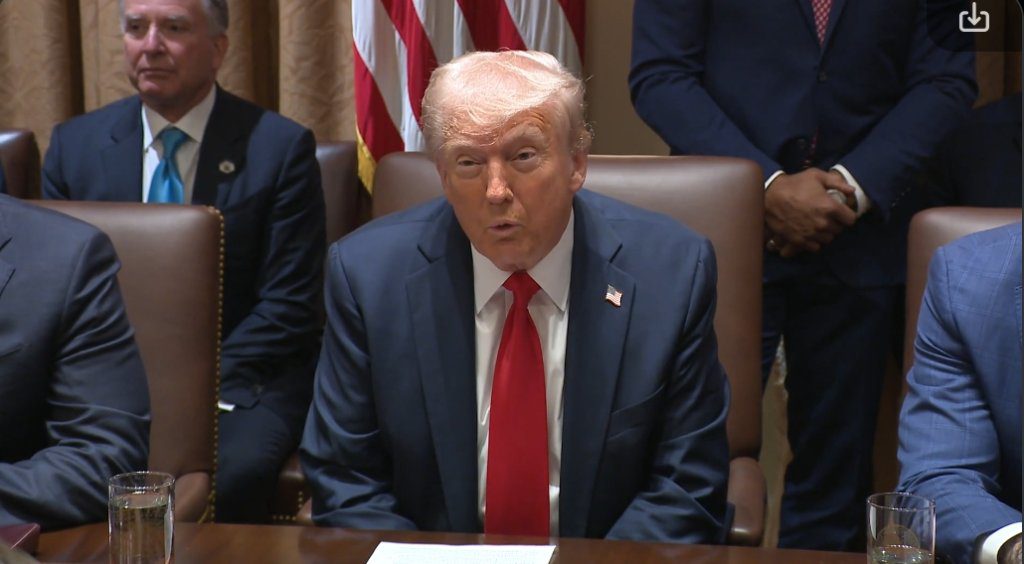 川普手背瘀青瘋傳！副手范斯一句話引爆「接班聯想」