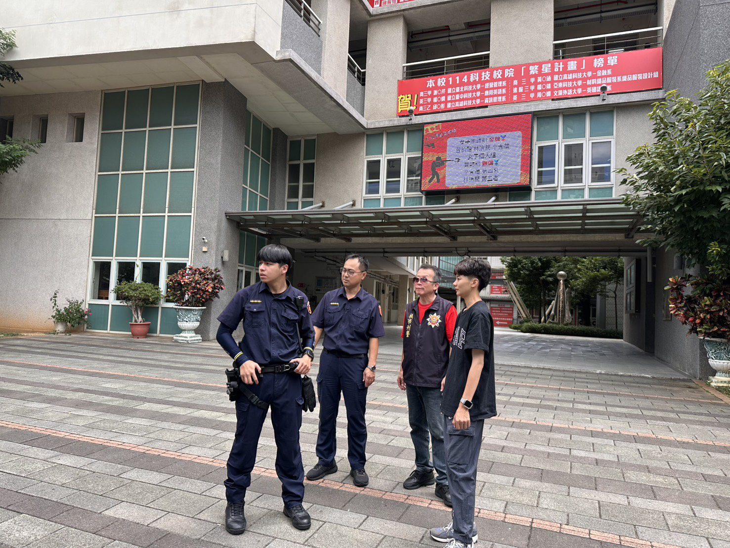 開學在即!中壢警展開校園安全防護行動守護學童 開學在即!中壢警展開校園安全防護行動守護學童