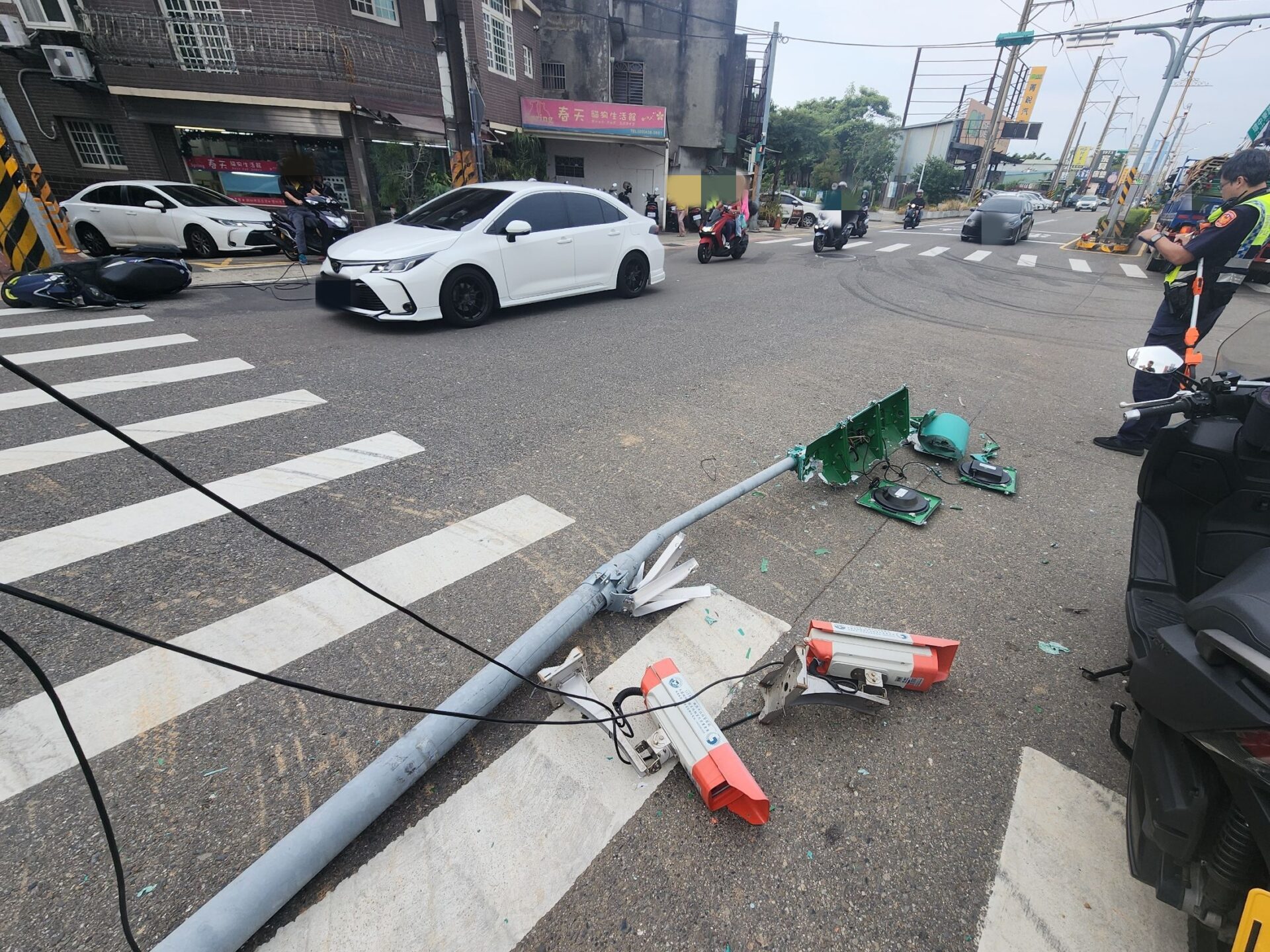 中壢大貨車吊臂勾倒號誌 對向機車騎士遭波及