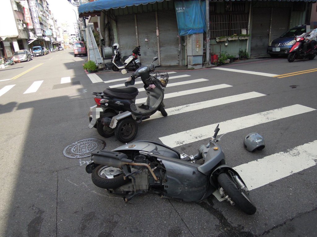 台中北屯85歲嬤左轉未注意　與孕婦機車相撞雙雙送醫