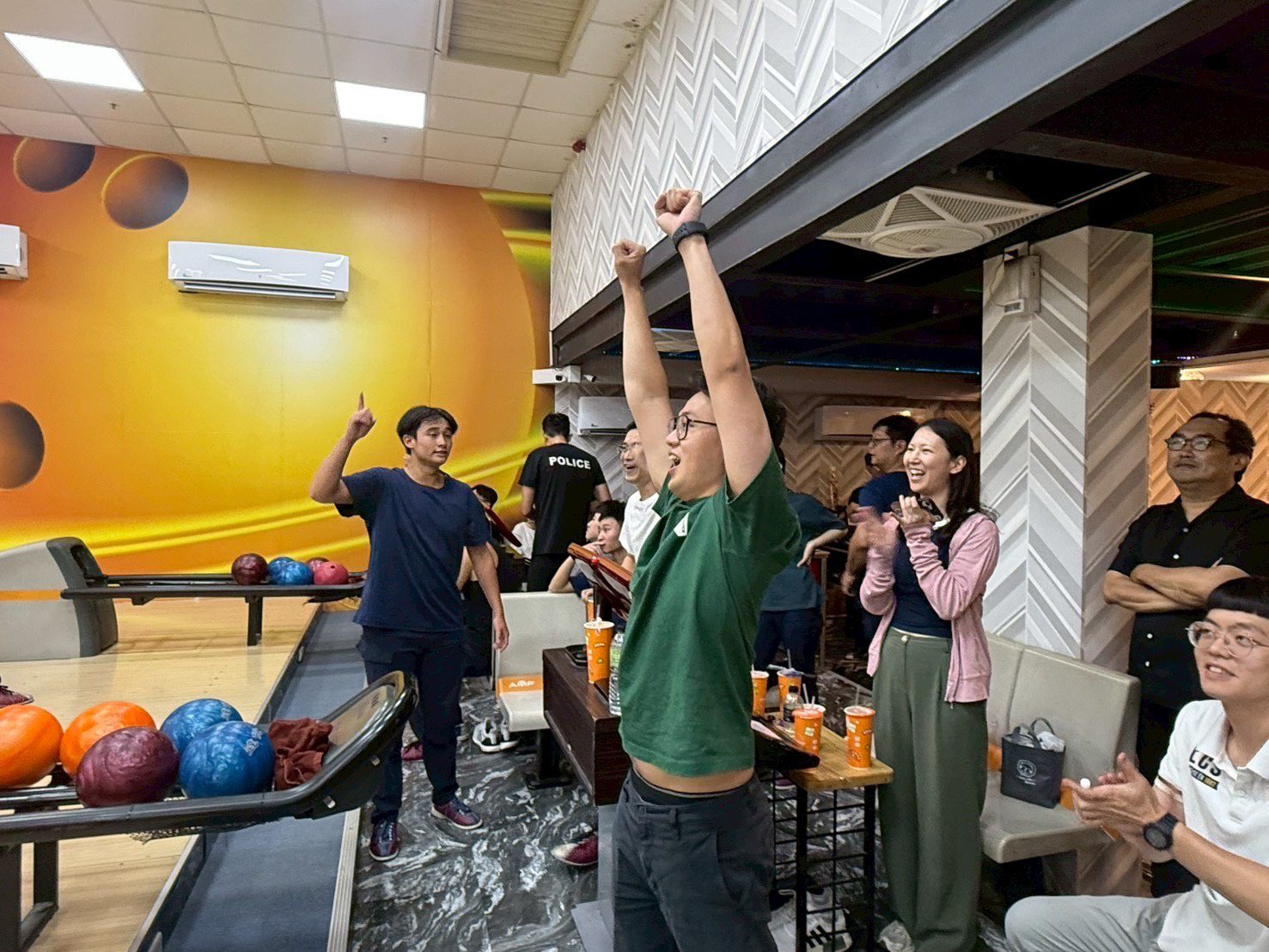 同仁全倒(strike) 或是補中(spare) ,都會得大大家的歡呼喝采,大家也會為自己的隊友加油。