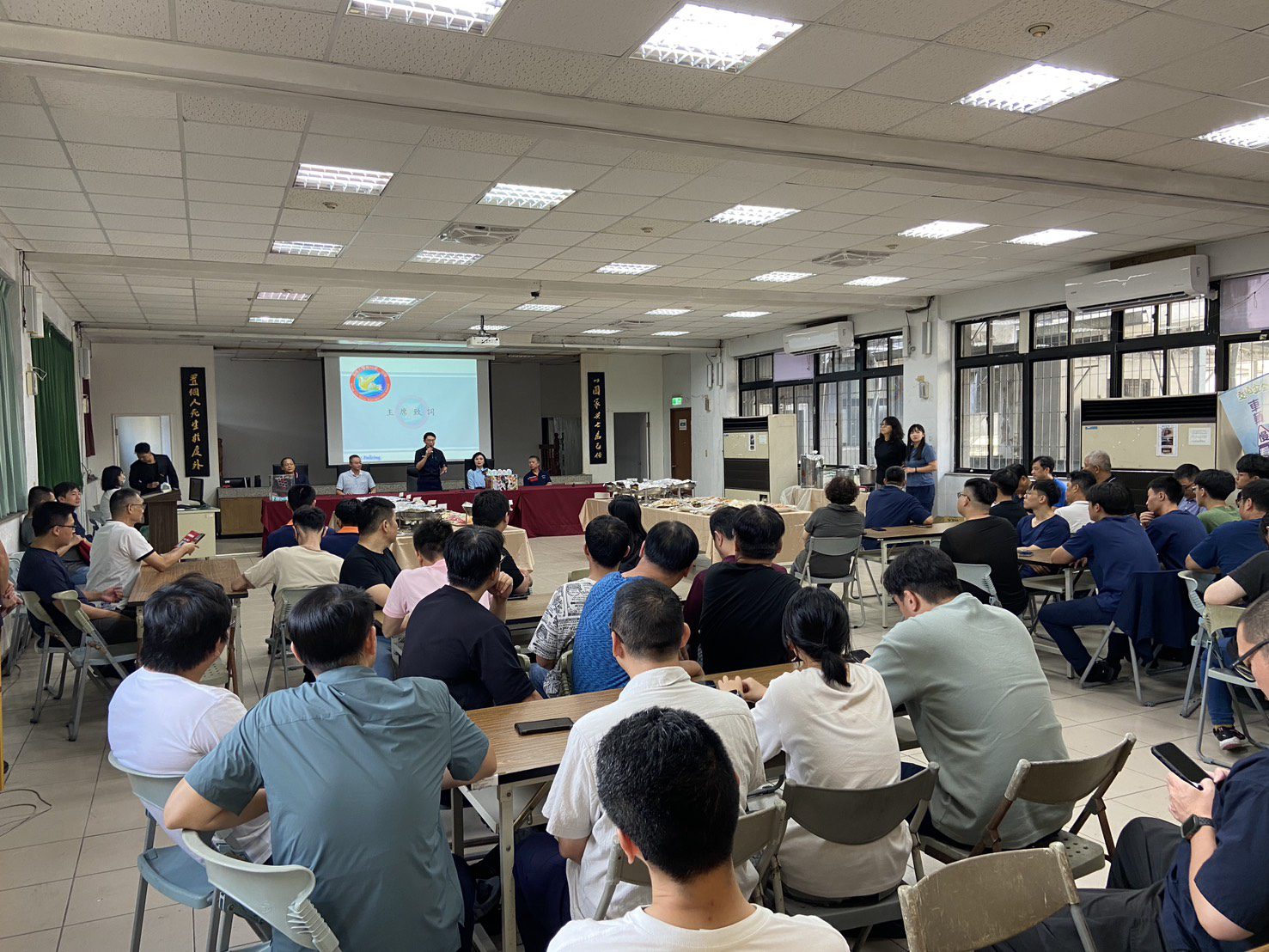 為了讓同仁可以透過輕鬆的勤教,基隆市警察局也相當多元,可以透過口頭講解、影片播放、情境模擬、案例分析等方式進行。 透過這些方式,讓警察同仁能夠更深入地了解勤務內容,提升應變能力。