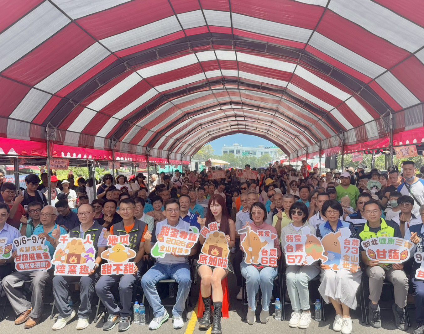 各級長官貴賓也都熱烈參與這個年度盛會,新北市政府副市長劉和然(前排左5)也一起與民同樂。