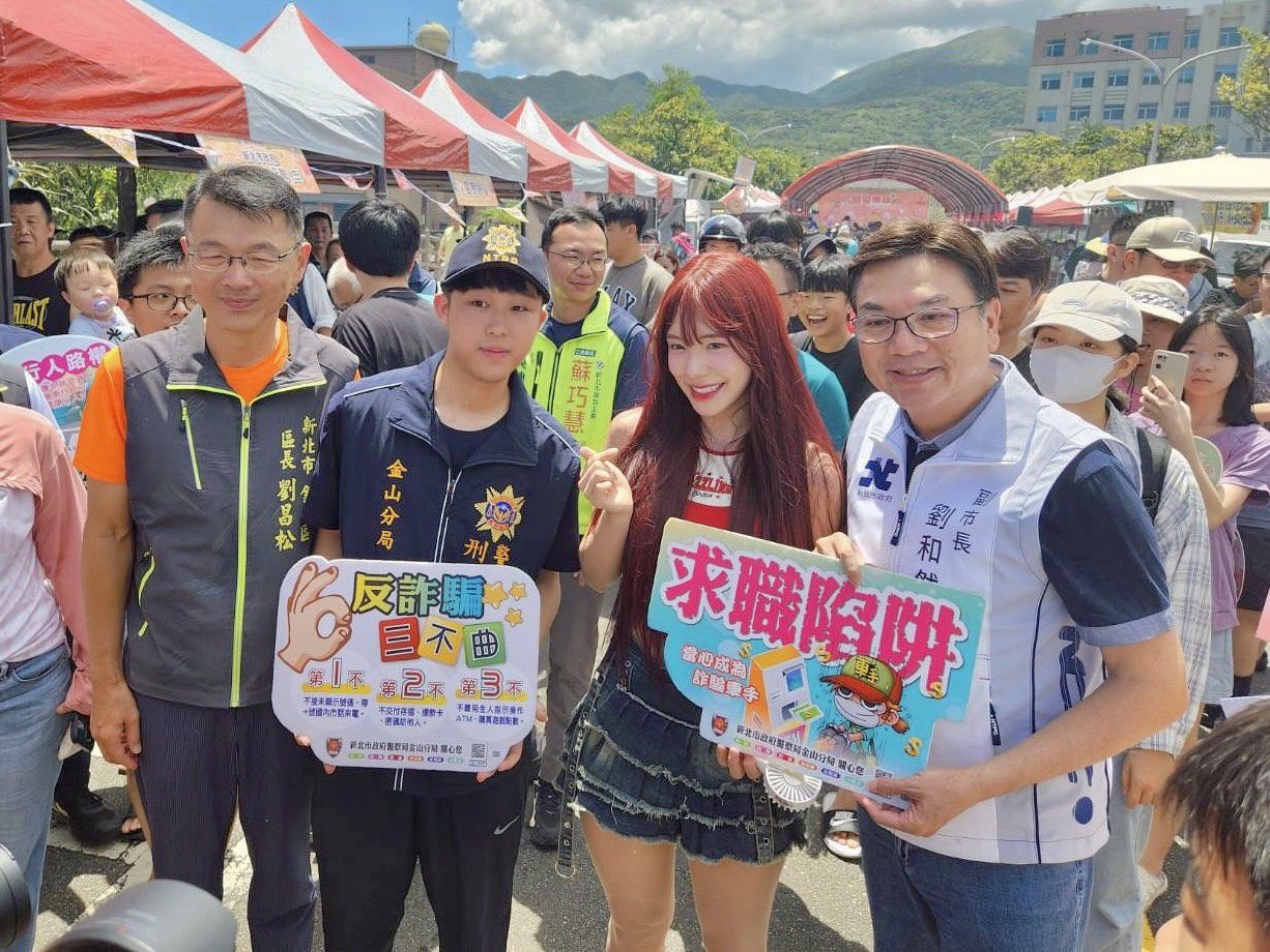 今年金山甘藷節特別邀請韓星啦啦隊人氣女神李多慧(右2)蒞臨現場,為活動增添國際亮點。李多慧不僅以熱力四射的舞蹈揭開序幕,展現青春活力,更親自參與傳統『開窯儀式』,與在地居民共同體驗金山特色文化。