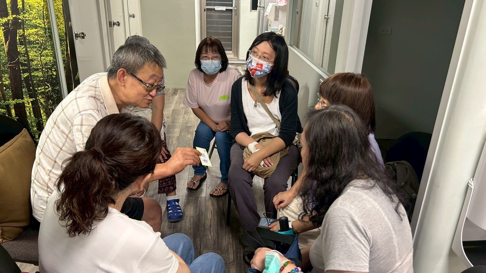 一起奉獻牽手學習 基隆市生命線「志工心理關懷計畫」啟動 4 藉由專業講師的引導,志工們能在輕鬆交流的氛圍中學習如何自我調適、面對壓力與生命課題,並透過團體分享獲得陪伴與力量。這些設計不僅能讓志工獲得心理上的支持,更能強化其助人信心與專業素養。