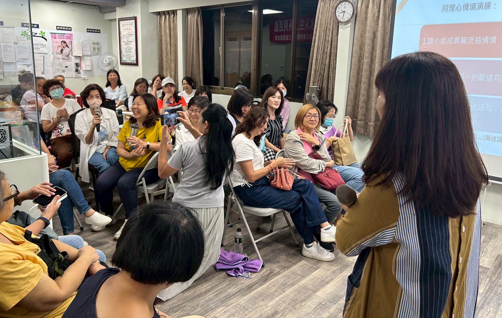 一起奉獻牽手學習 基隆市生命線「志工心理關懷計畫」啟動 5 總計近80小時課程長達半年,期盼透過此學習計畫,志工們能夠退去一身疲累更充滿熱情提供專業社會服務,推動自殺防治服務24小時不停歇,鼓勵民眾勇敢面對生命挑戰與挫折,為社區服務建構更堅實的安全網絡。同時也歡迎更多市民加入生命線志工行列,共同為生命注入更多活水與希望。