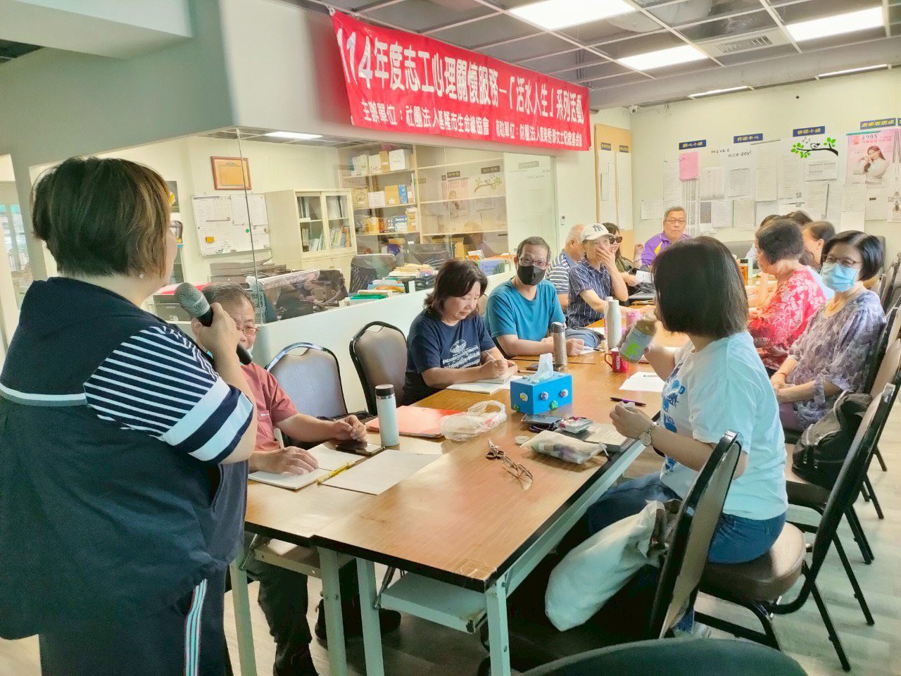 一起奉獻牽手學習 基隆市生命線「志工心理關懷計畫」啟動 2 「活水人生」系列心理關懷課程,包含相關心理學、社工關懷、精神醫學、家庭關係、保護議題、心靈紓壓等…以專題講座及工作坊模式設計,總計近80小時課程長達半年,志工伙伴們都很踴躍參加。