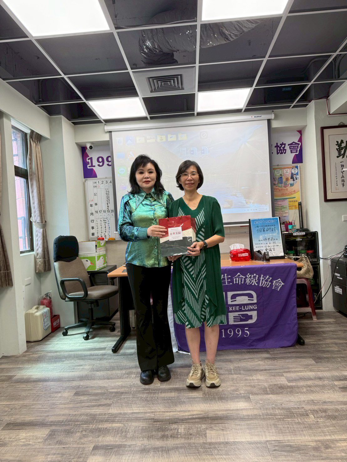 一起奉獻牽手學習 基隆市生命線「志工心理關懷計畫」啟動 1 基隆市生命線協會理事長白右筠(左1)特別代表理監事會前來慰問「活水人生」系列課程的老師們,由林世莉老師(右1)代表接受。