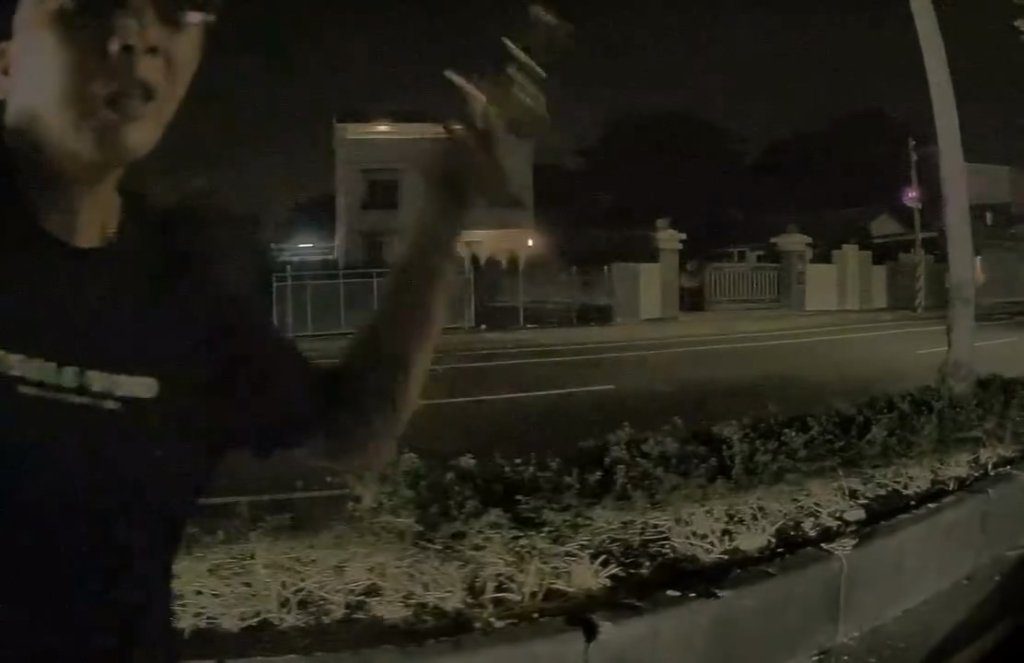 影／駕駛控遭逼車！墨鏡男亮槍敲擊窗戶恐嚇　急踩油門衝警察局做筆錄