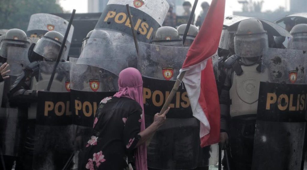 印尼示威！「#警察是共同敵人」洗版　600起暴力事件掀改革